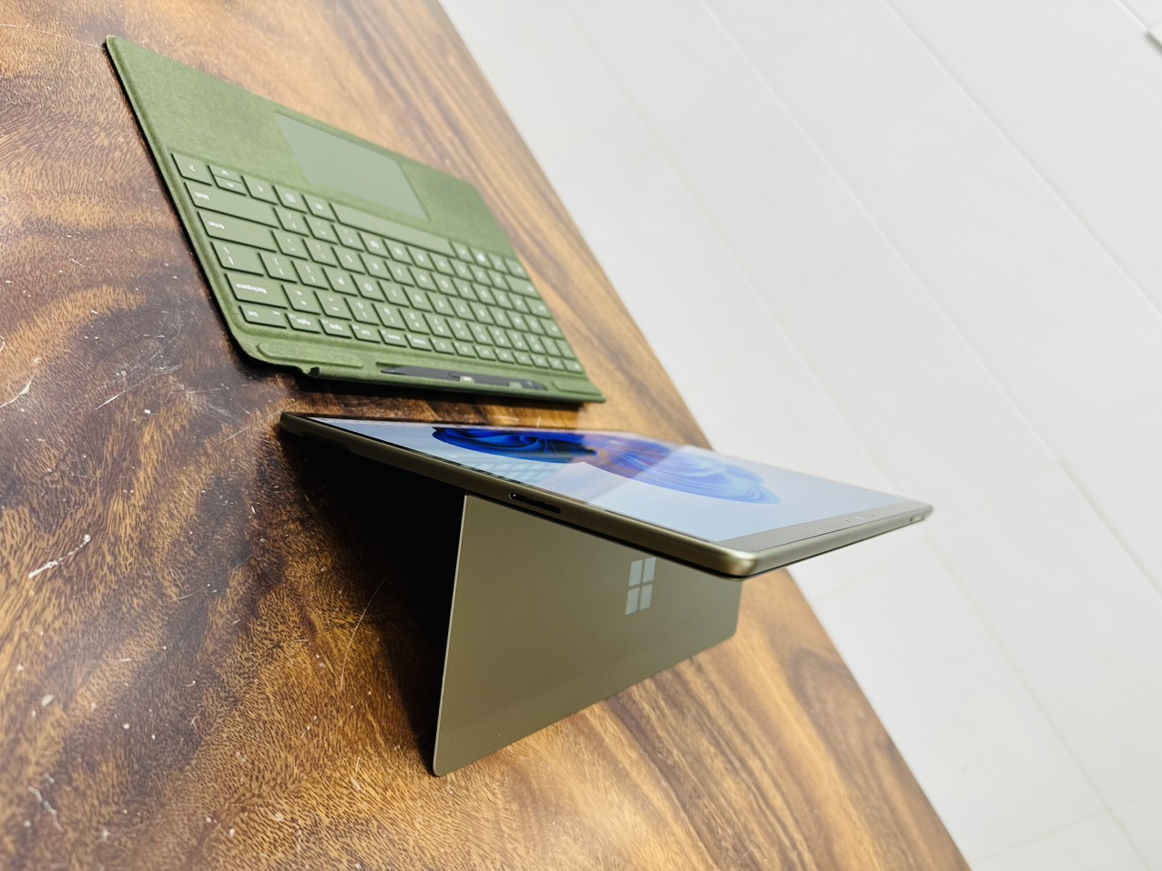 Surface Pro 9 Forest Blue 1