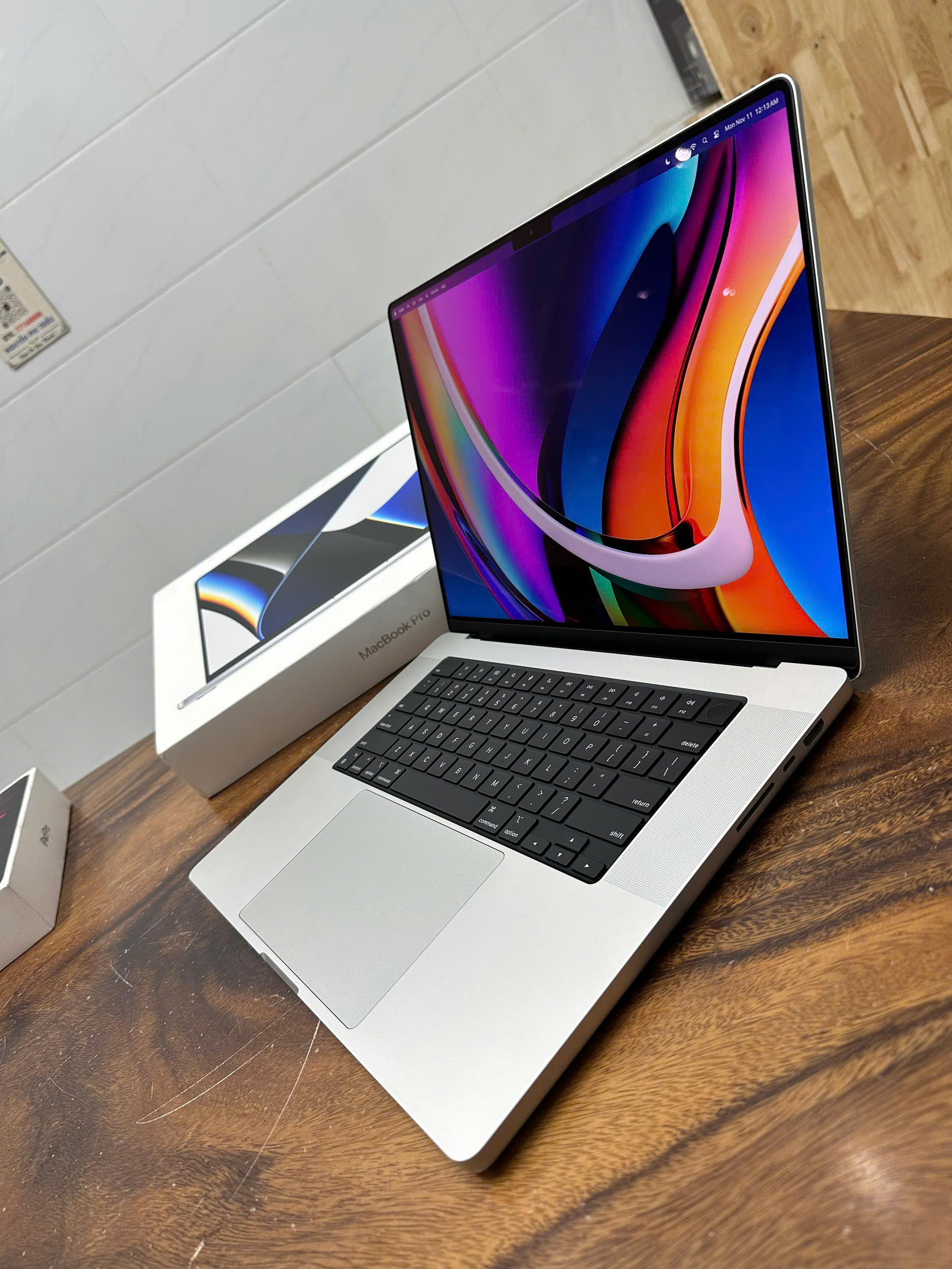 Macbook Pro 16 M1 Silver Box 3