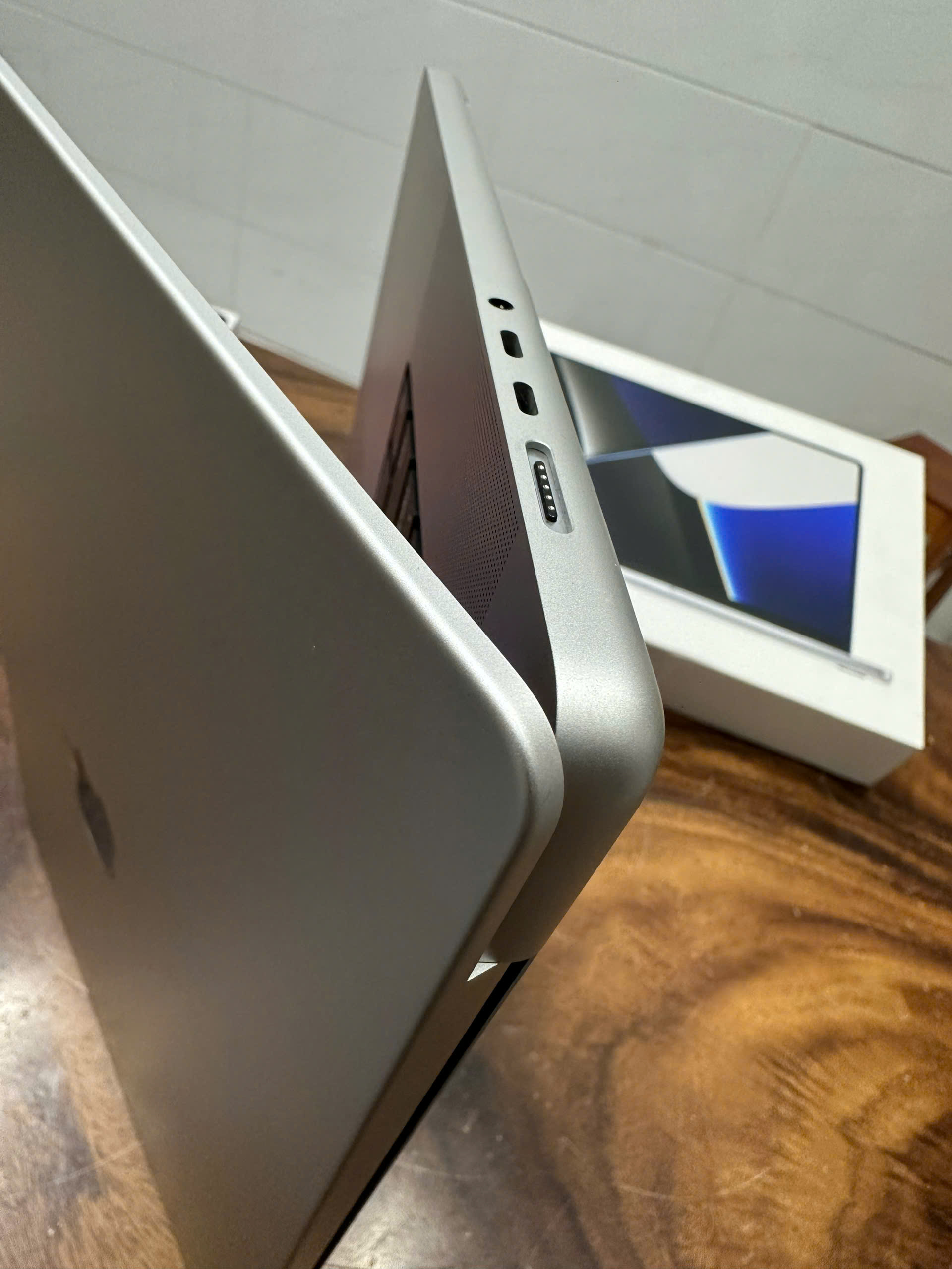 Macbook Pro 16 M1 Silver Box 5