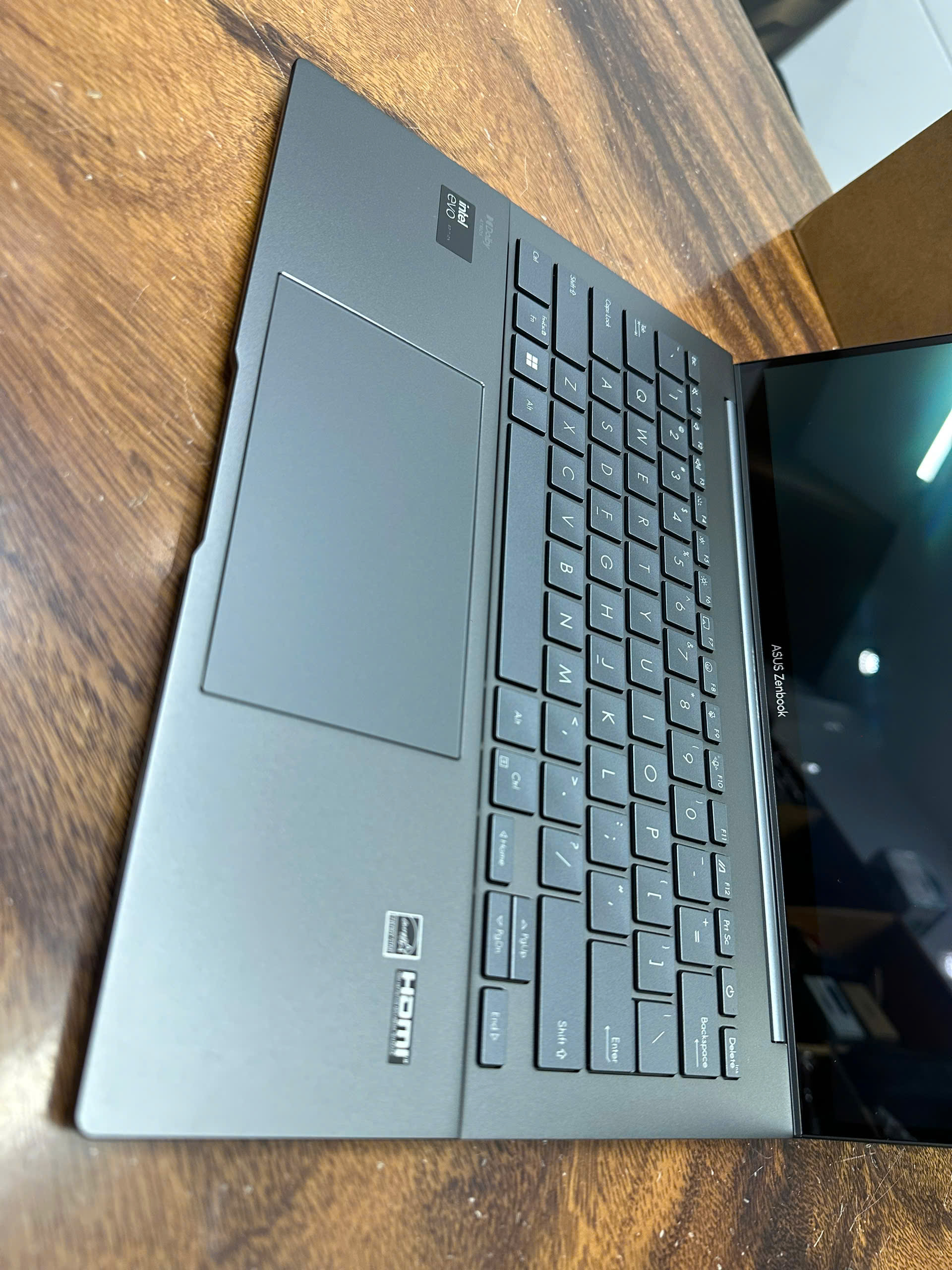 Asus Zenbook Q425 4