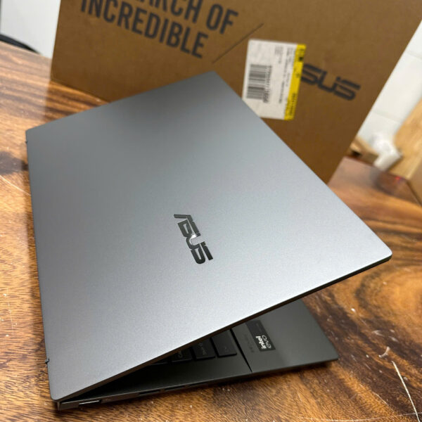 Asus Zenbook Q425 5