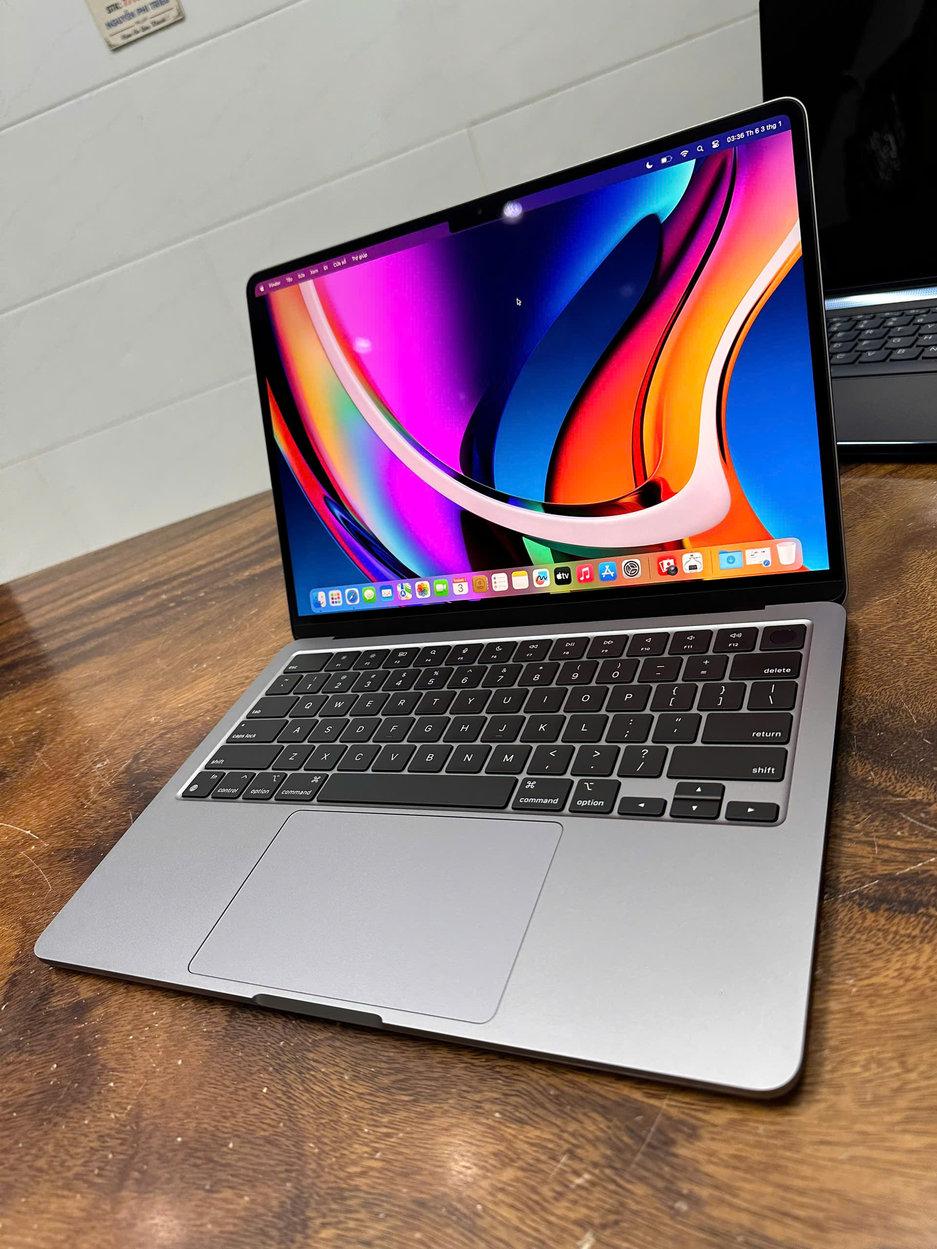 Macbook Air 13in M2 Grey 3