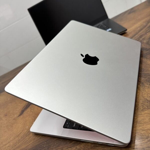 Macbook Pro 14 M3 Silver 1