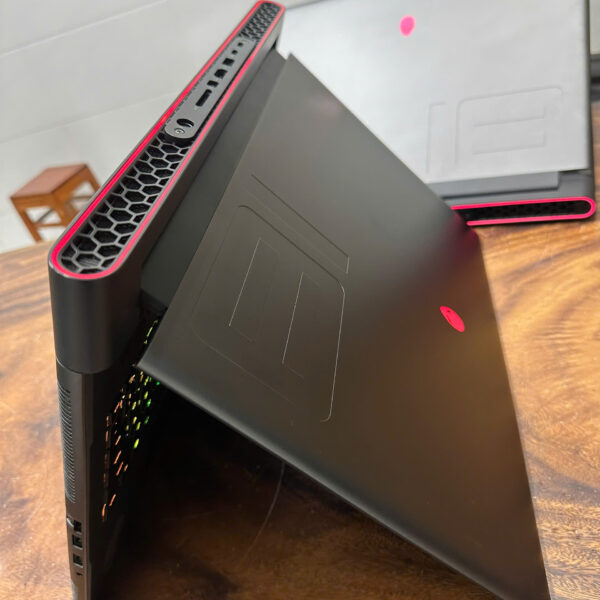 Dell Alienware M18 R1 Ryzen 9 8