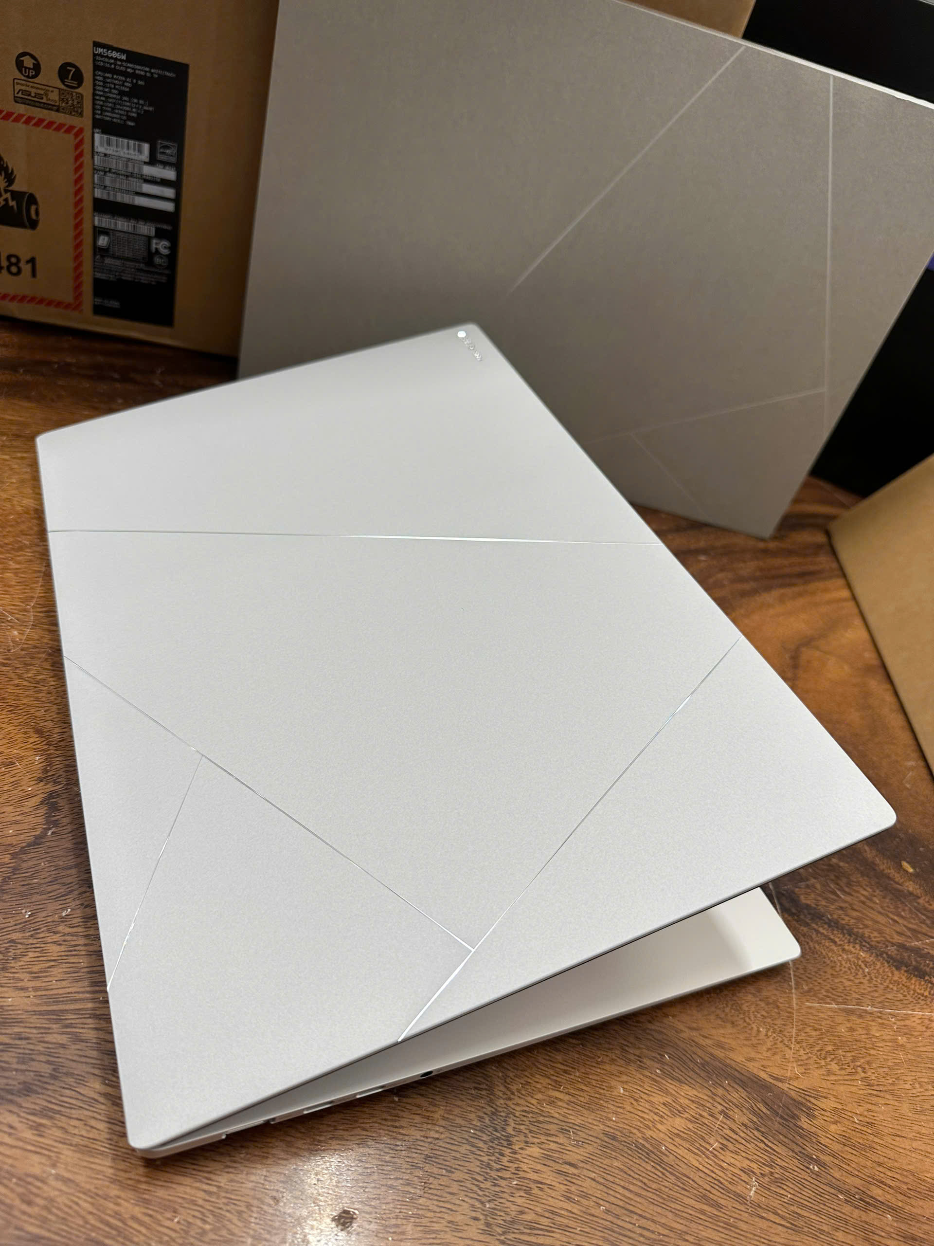 Asus Zenbook S16 Um5606 5