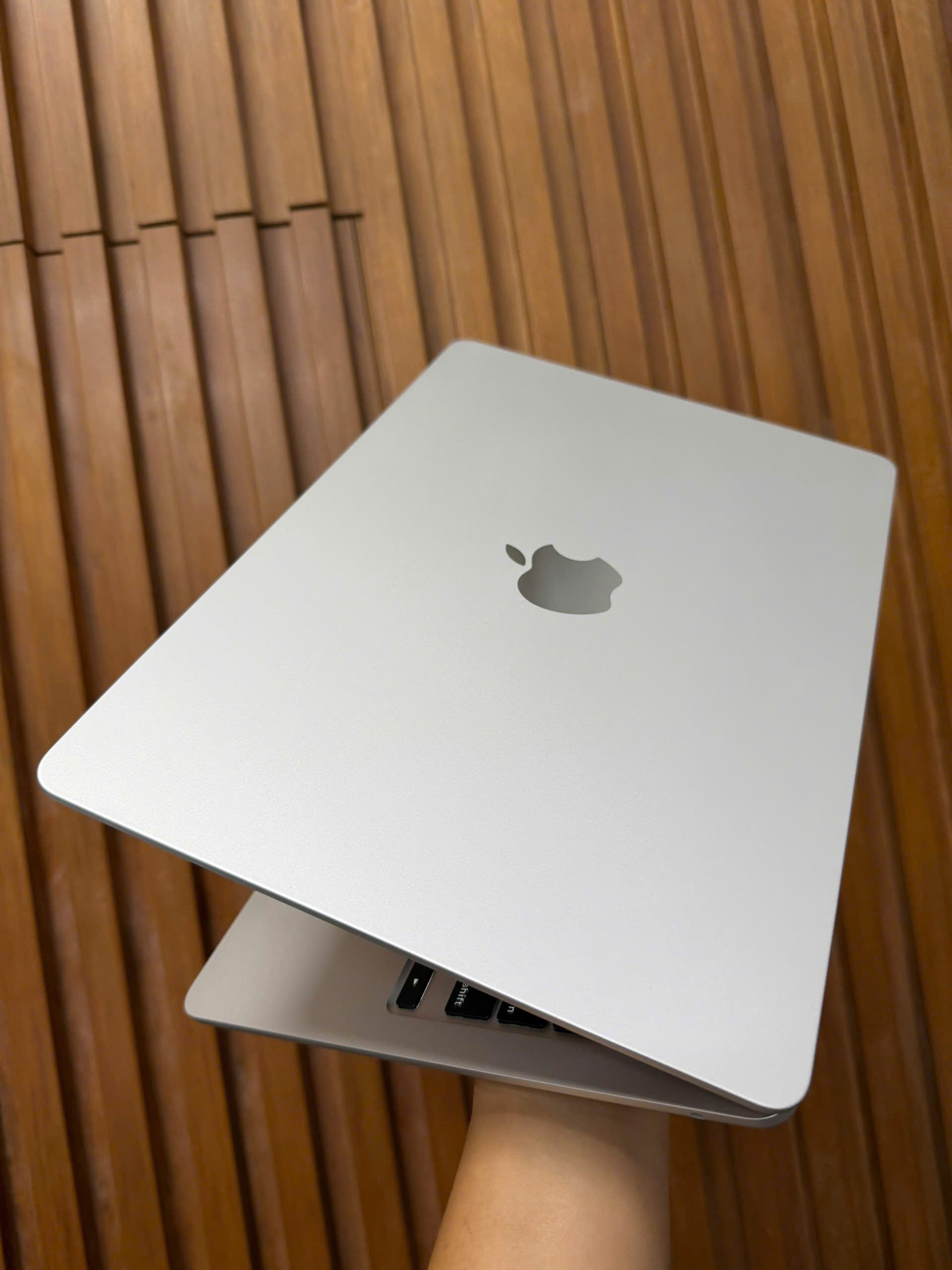 Macbook Air 13.6in M2 Silver 1