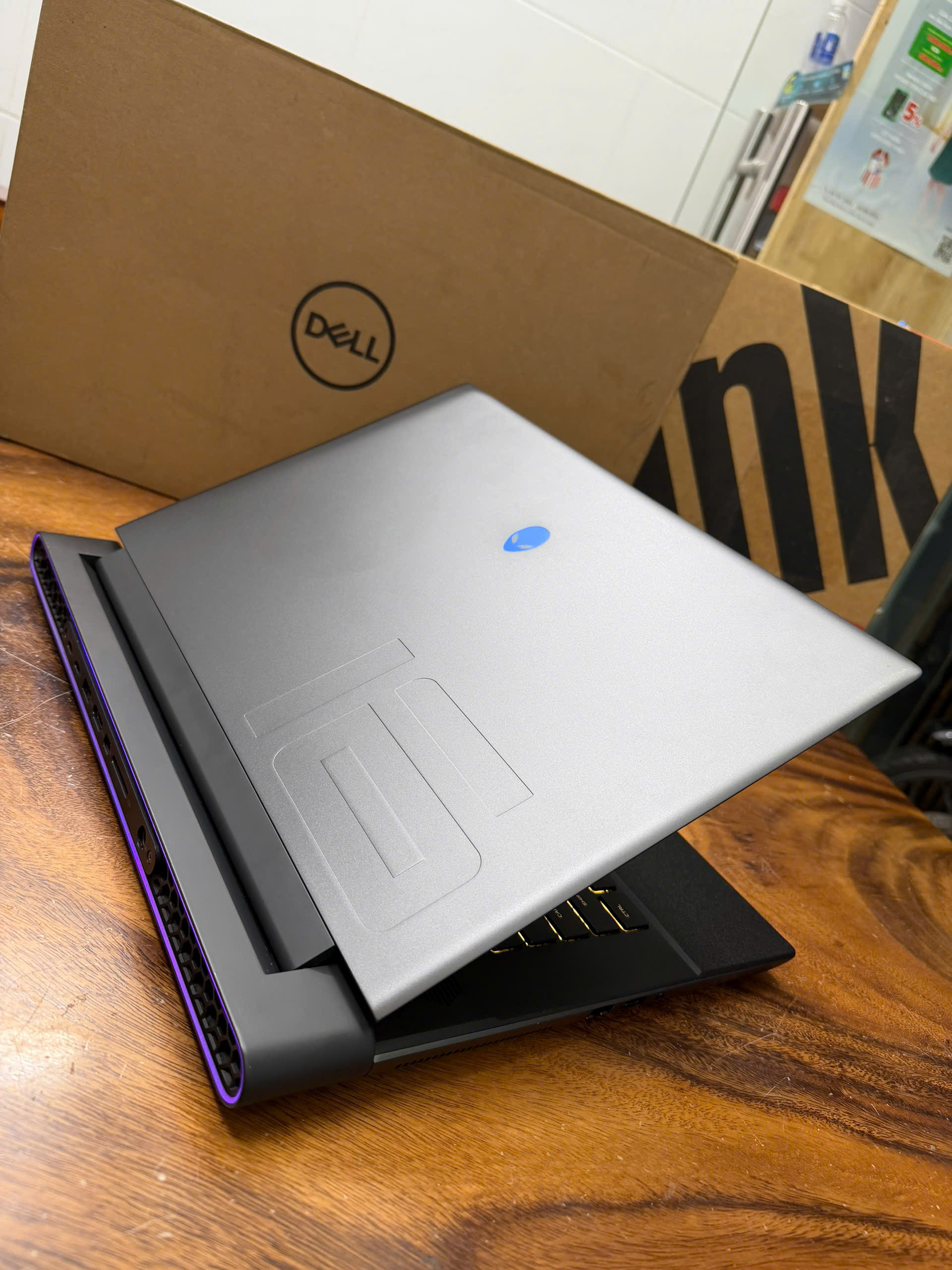Dell Alienware M16 R1 Ryzen 9 7845hx 1