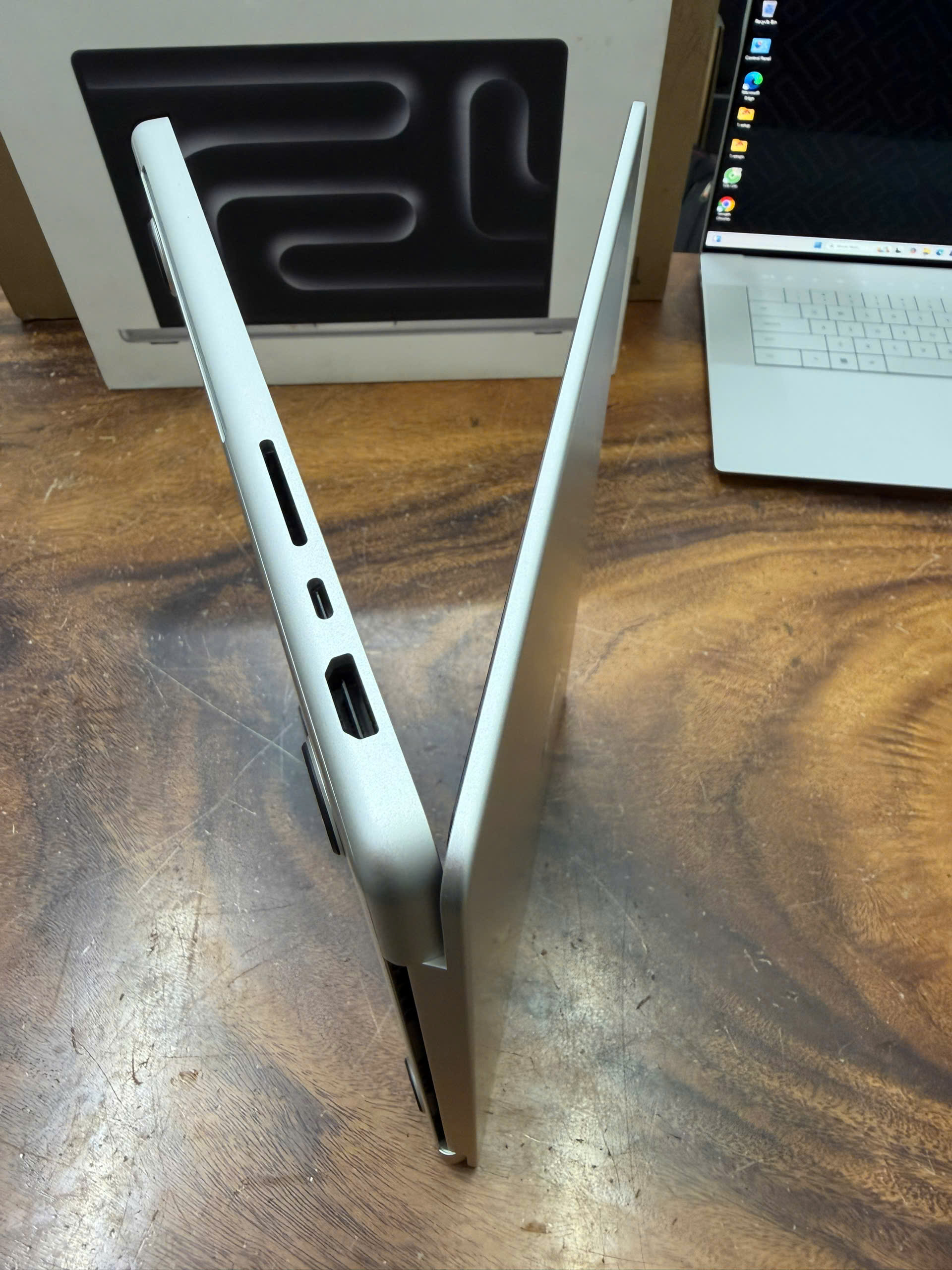 Macbook Pro 14 M4 Box 7
