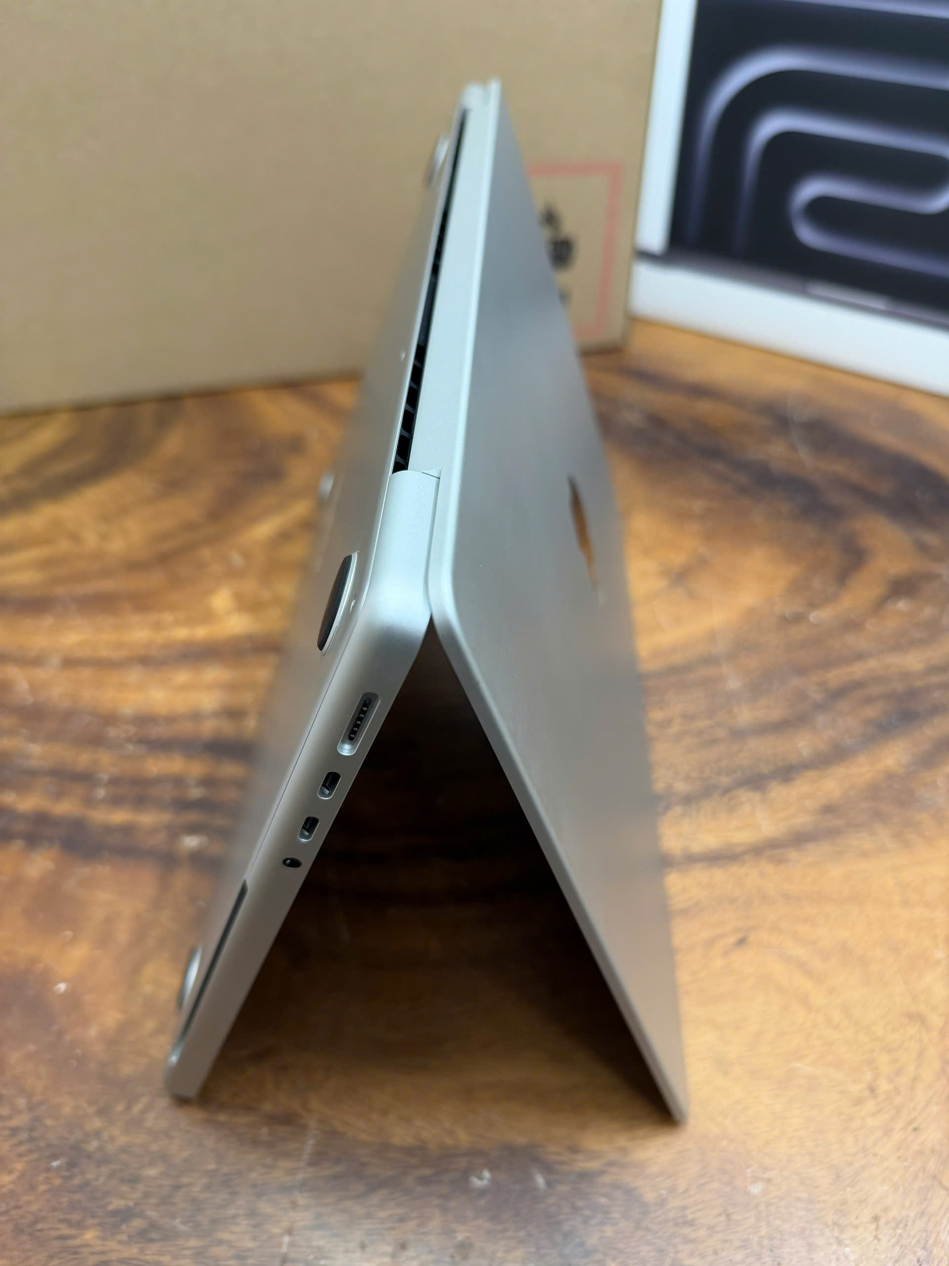 Macbook Pro 14 M5 Like New 9