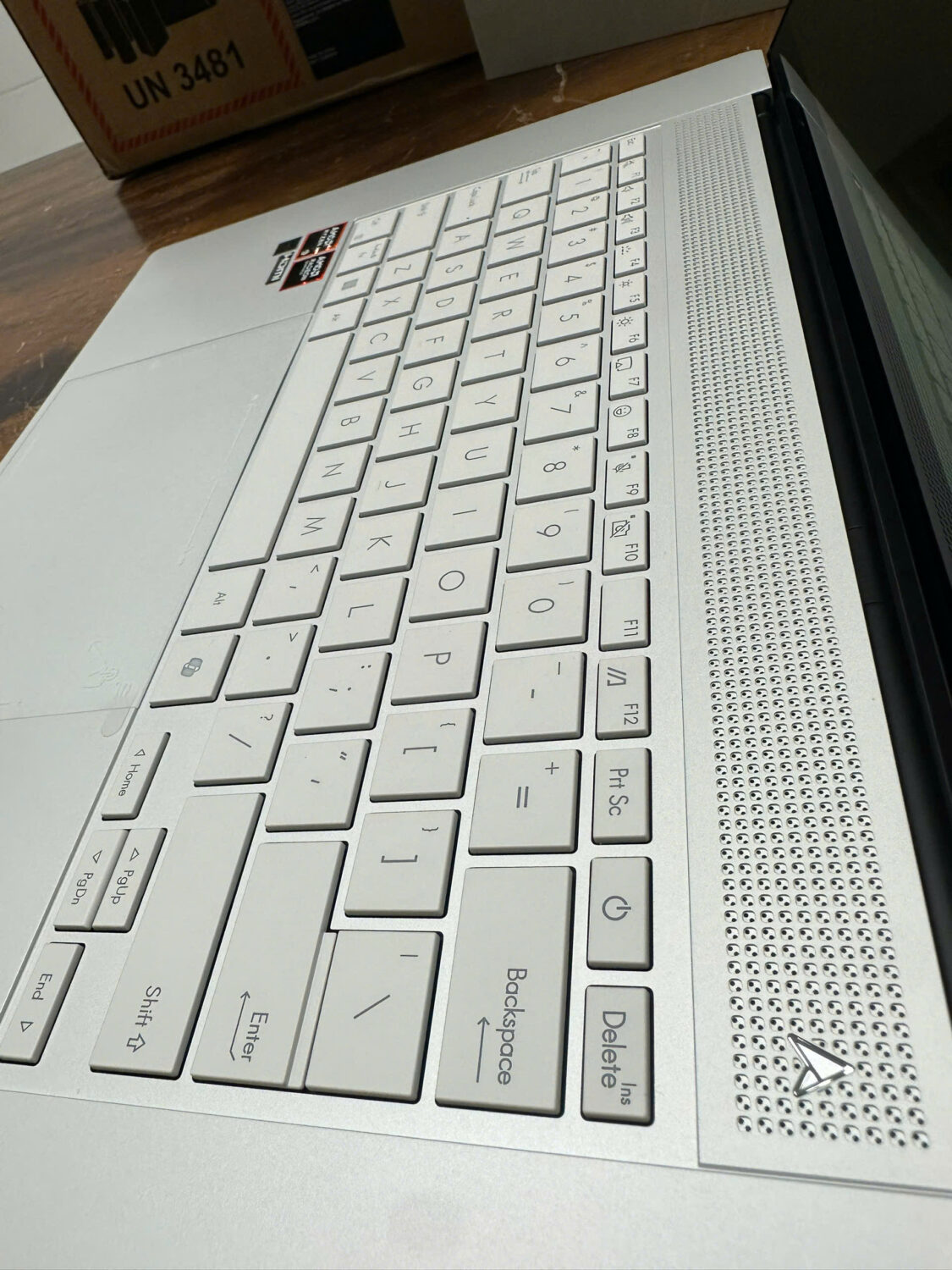 Asus zenbook S16 (um5606) (10)