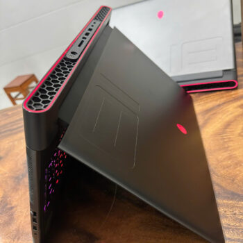 Cổng kết nối trên Dell Alienware M18 Series luôn đây đủ toàn diện