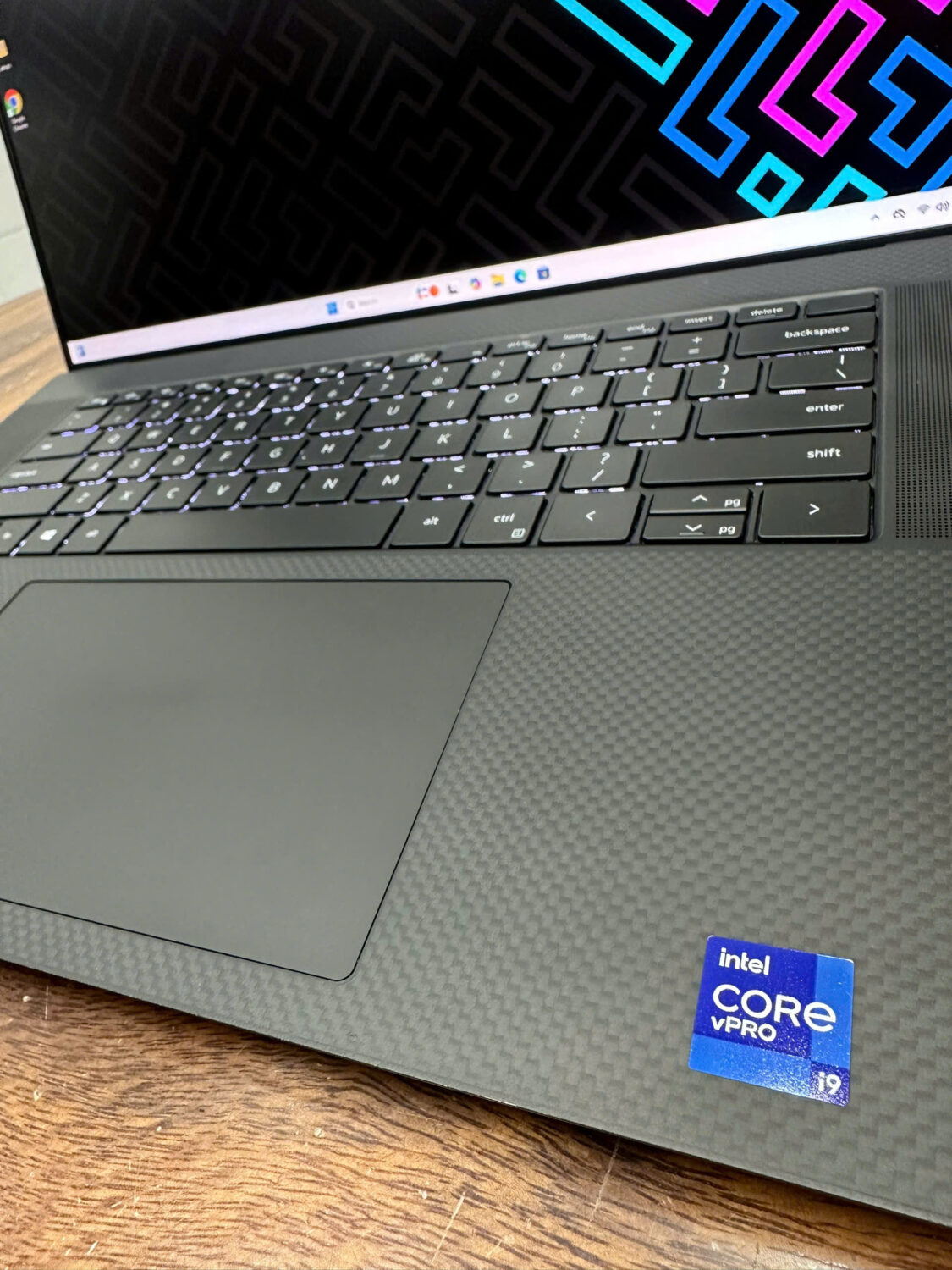 Bàn Phím và TrackPad được gia công tỉ mỉ