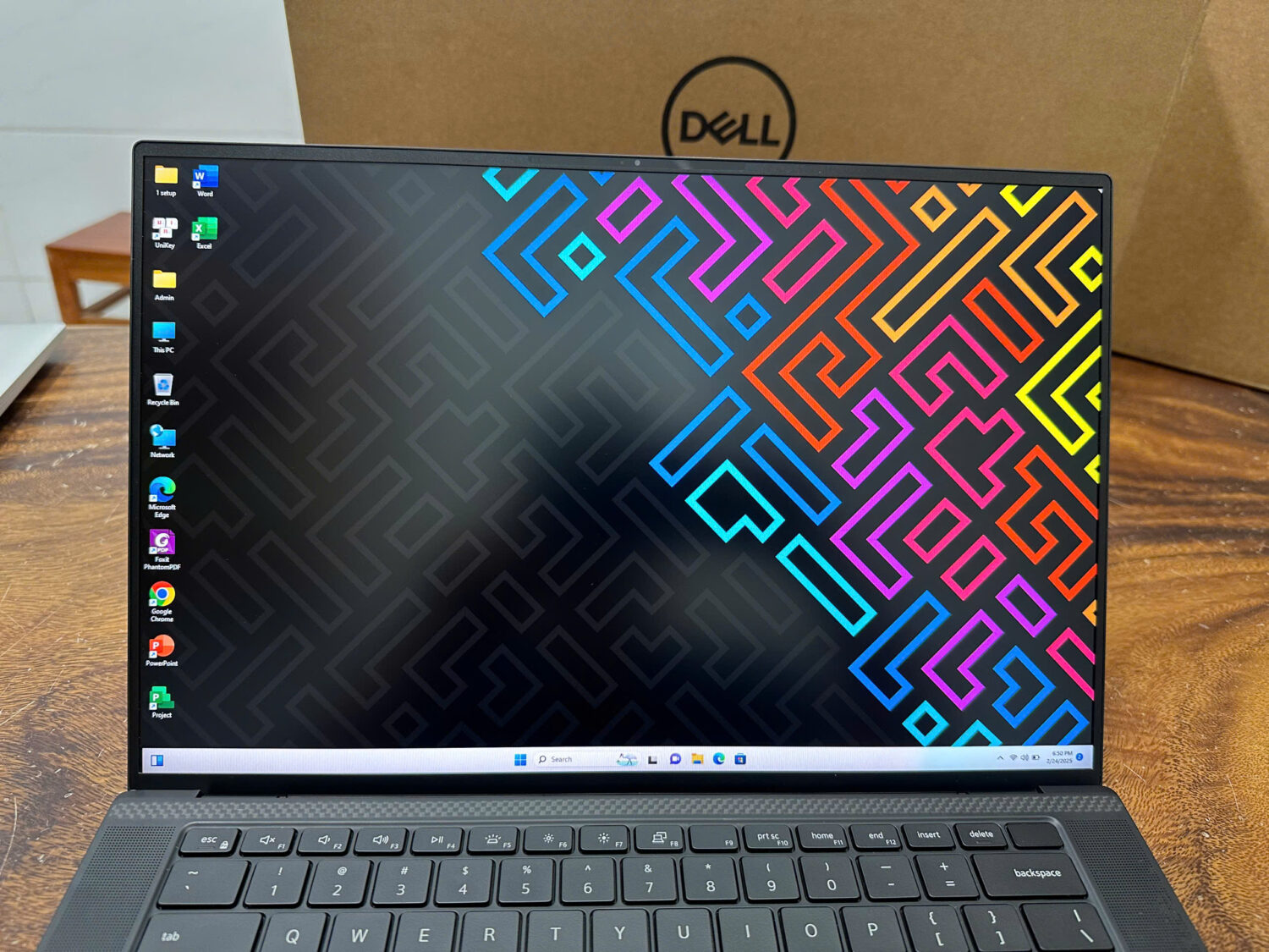 Màn hình Dell Precision 5570 đạt độ phủ màu 100% sRGB