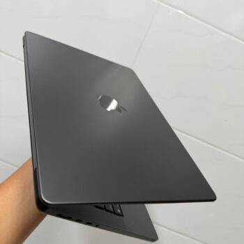 Macbook Pro 14in M5 (1)
