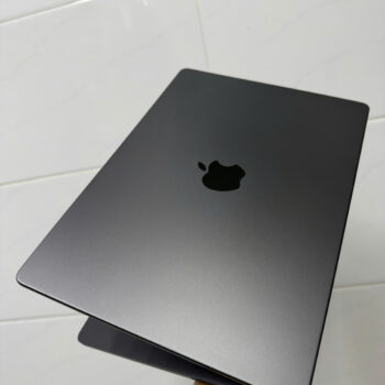 Macbook Pro 14in M5 (6)