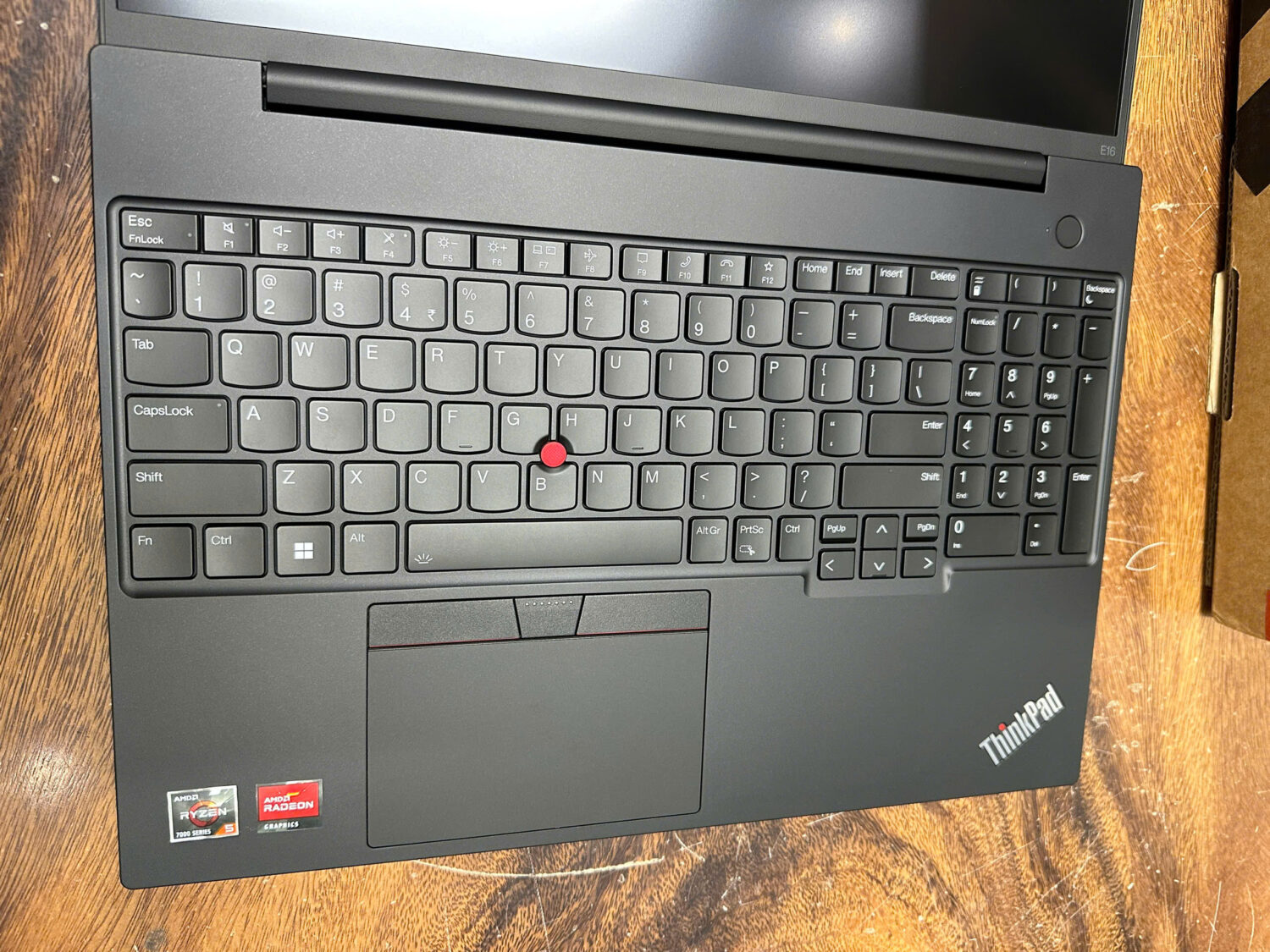 ThinkPad E16 Gen 1 Ryzen 5 vẫn giữ lại TrackPoint đặc trưng