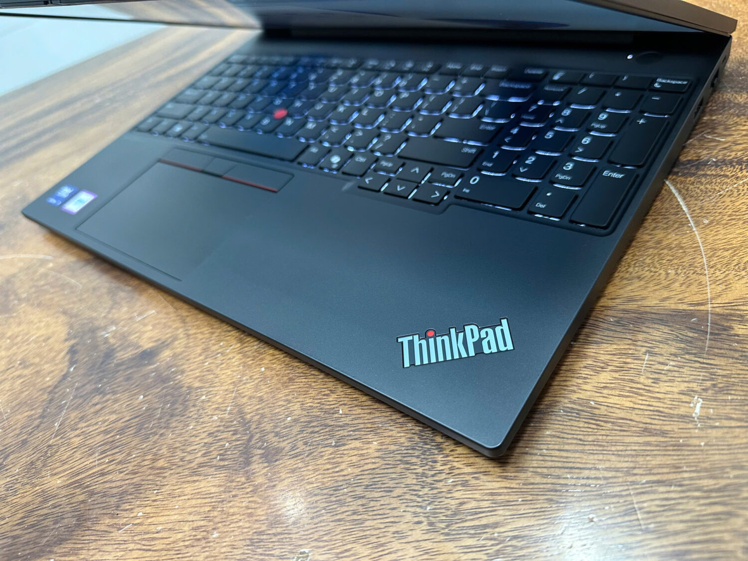 ThinkPad E16 được trang bị phím số phụ và đèn phím cao cấp
