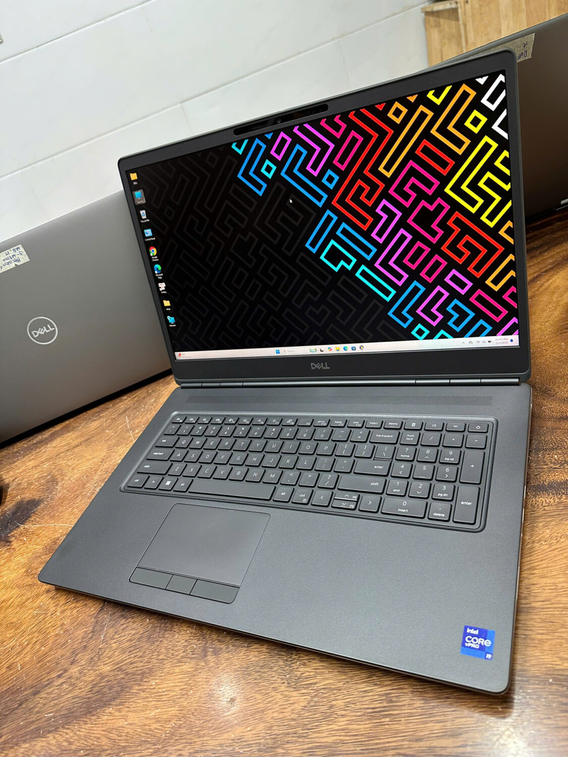 Màn hình Dell Precision 7760 đạt chuẩn màu đồ hoạ chính xác cao