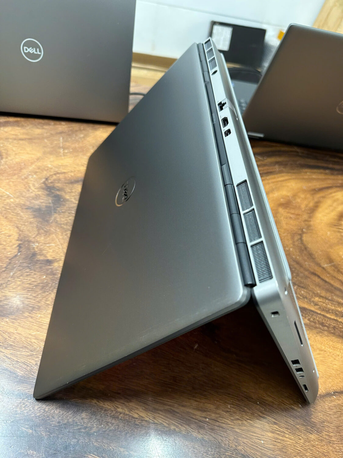 Cổng kết nối đa dạng và có cổng Thunderbolt cao cấp