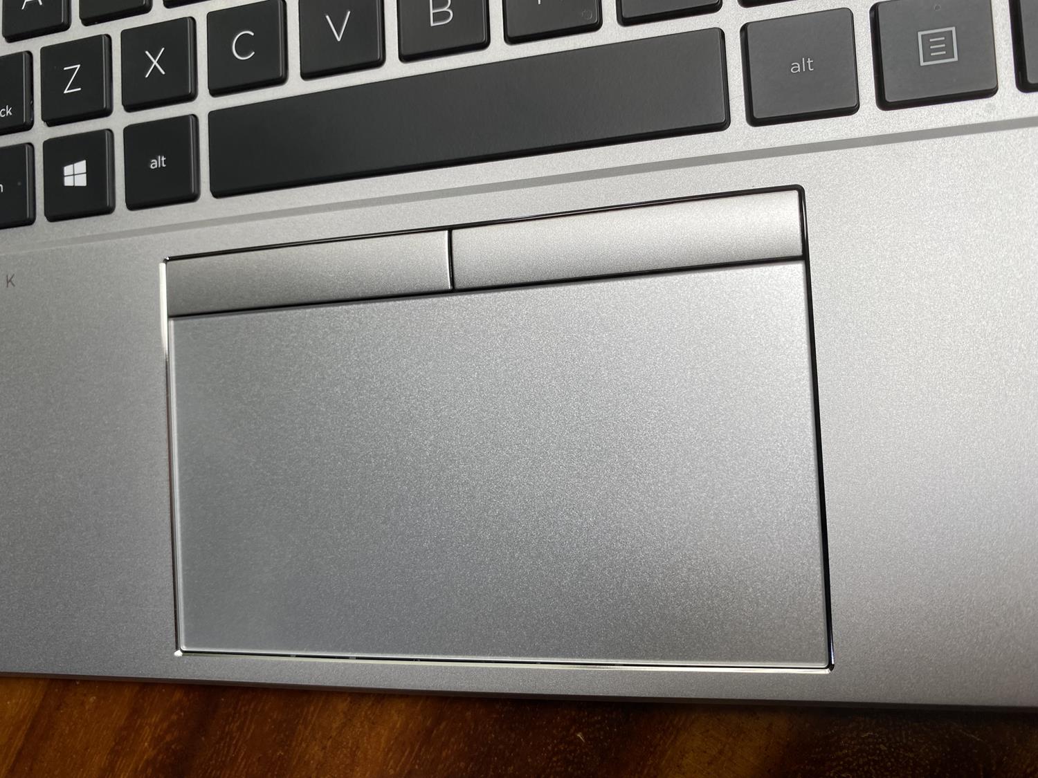 Touchpad HP EliteBook 845 G8 được làm bằng kính cao cấp