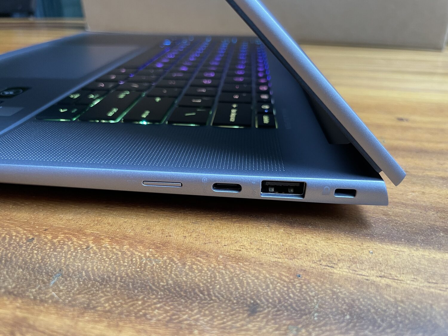 Cổng kết nối trên HP ZBook Studio đầy đủ