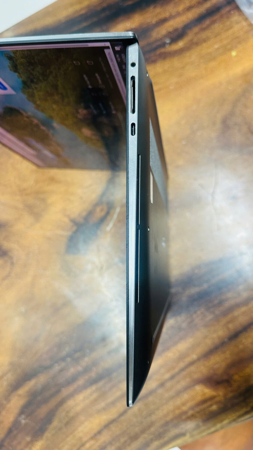 Dãy kết nối bên phải Dell Precision 5570